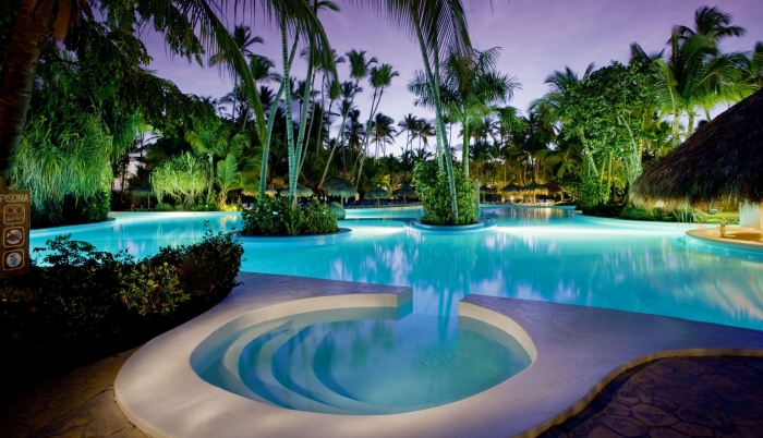 grande-piscine-extérieure-luxe-2015-éclairage-LED