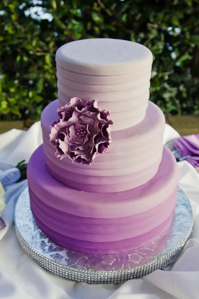 gâteau-de-mariage--couleur-violette-fleur