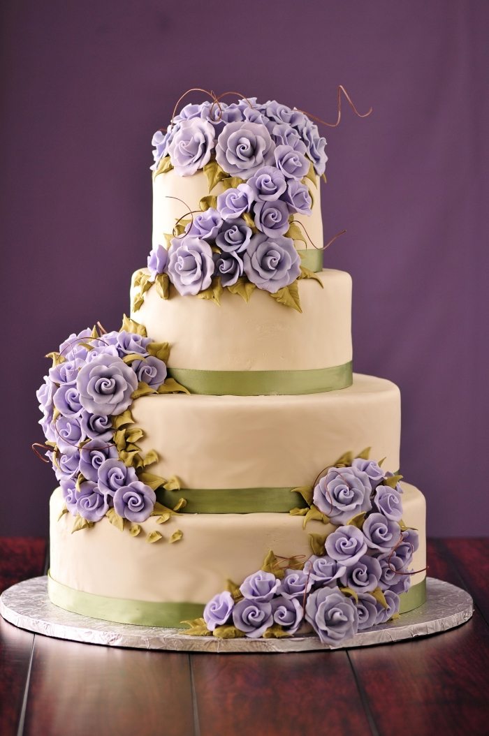 gâteau-de-mariage--couleur-violette-fleurs-deco