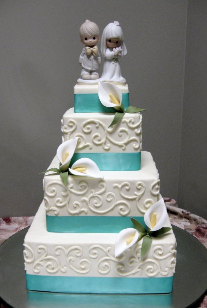 gâteau-de-mariage-couple-marie-fleurs-forme-carree