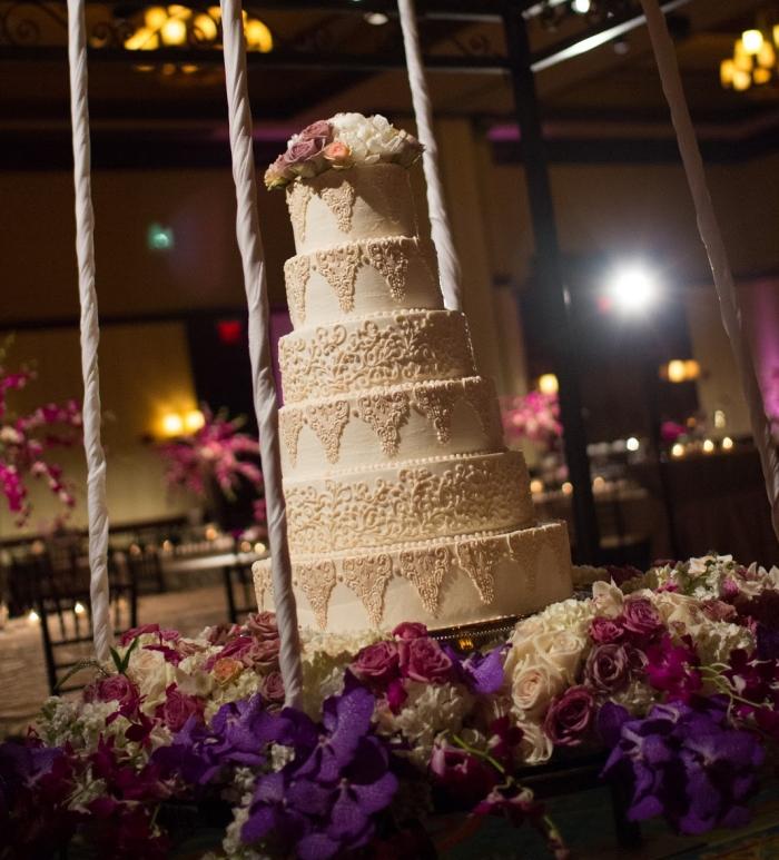 gâteau-de-mariage--deco-fleurs-plusieurs-niveaux