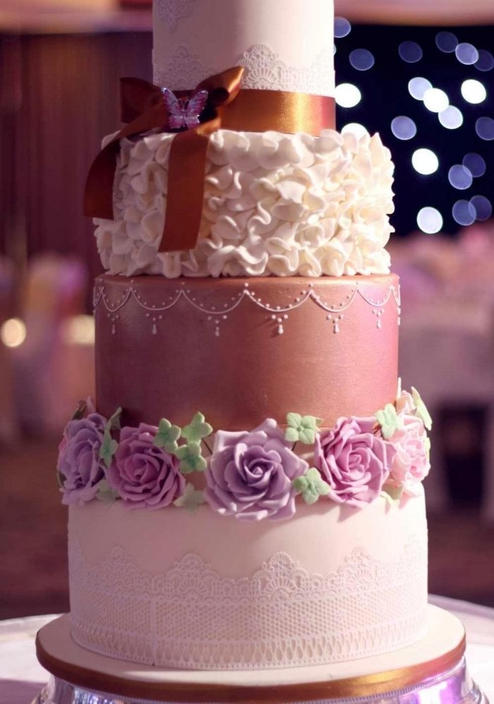 gâteau-de-mariage--fleurs-roses-deco-ruban