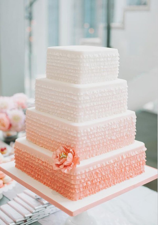 gâteau-de-mariage--forme-carree-couleur-corail