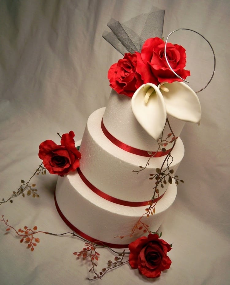 gateau de mariage roses-rouge-rubans