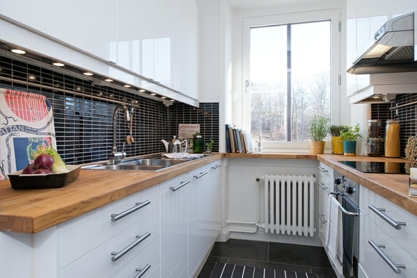 idee-plan-de-travail-cuisine-bois-armoires-rangement-dosseret-couleur-noire-bel-eclairage