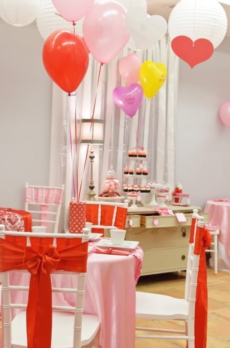 Idées déco Saint-Valentin-ballons-table-ruban
