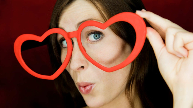 idees-decoration-st-valentin-lunettes-rouges-coeurs