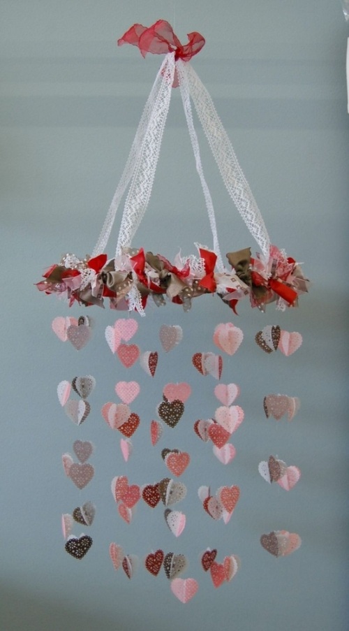 idees-decoration-st-valentin-lustre-guirlandes-coeurs
