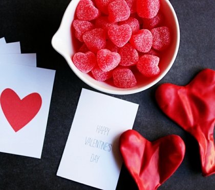 idees-decoration-st-valentin-sucreries-coeurs-ballons-cartes