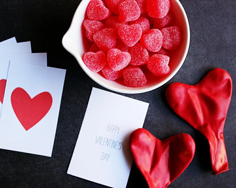 idees-decoration-st-valentin-sucreries-coeurs-ballons-cartes idées décoration