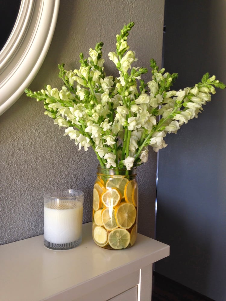 idées déco -florale-bouquet-giroflée-blanche-tranches-citron