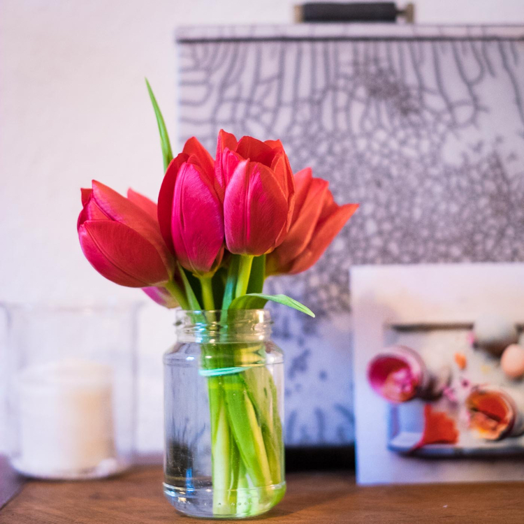 idées déco -florale-tulipes-roses-bocal-verre