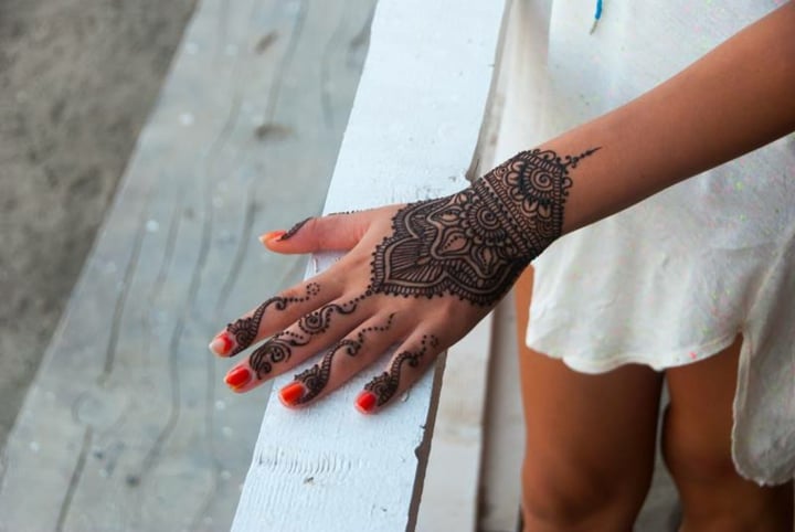 idée-cool-tatouage-poignet-doigts-main-henné-femme