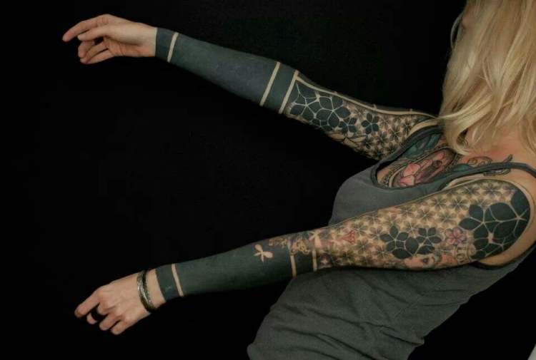 idée tatouage bras complet femme fleurs
