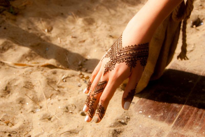 idée-inspirante-tatouage-henné-main-doigts-femme