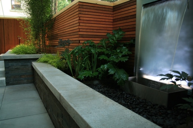 idée-jardin-moderne-Botanica-Design-Downtown-cascade-illuminée-plantes