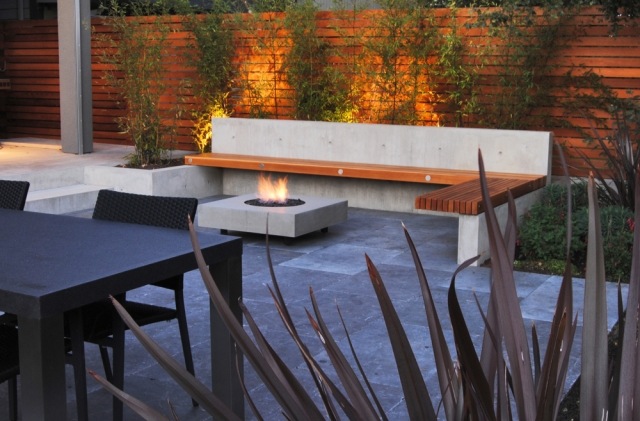 idée-jardin-moderne-Botanica-Design-banc-bois-foyer-extérieur-Steveston