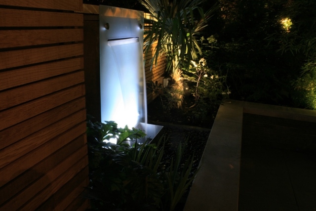 idée-jardin-moderne-Botanica-Design-cascade-illuminée-nuit-Downtown