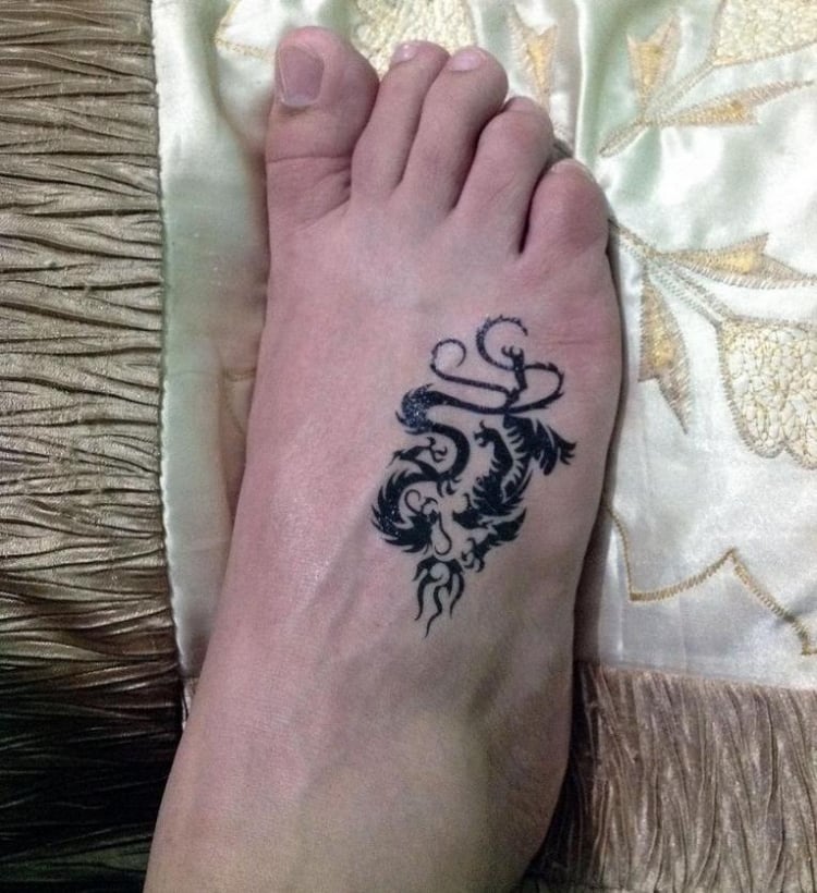 idée-petit-tatouage-dragon-pied-graphique
