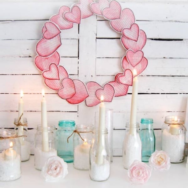 idée-st-valentin-cheminée-couronne-coeurs-découpés-bougies