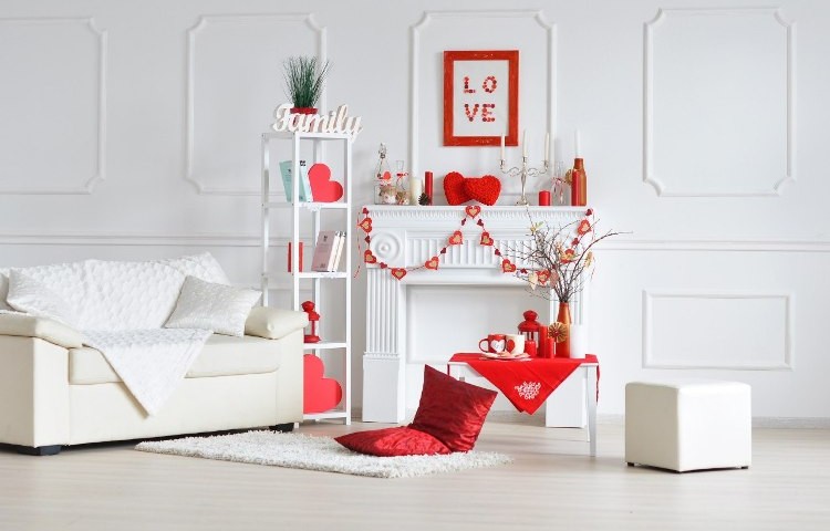 idée-st-valentin-cheminée-décoration-tableau-canapé-droit-blanc-coeurs