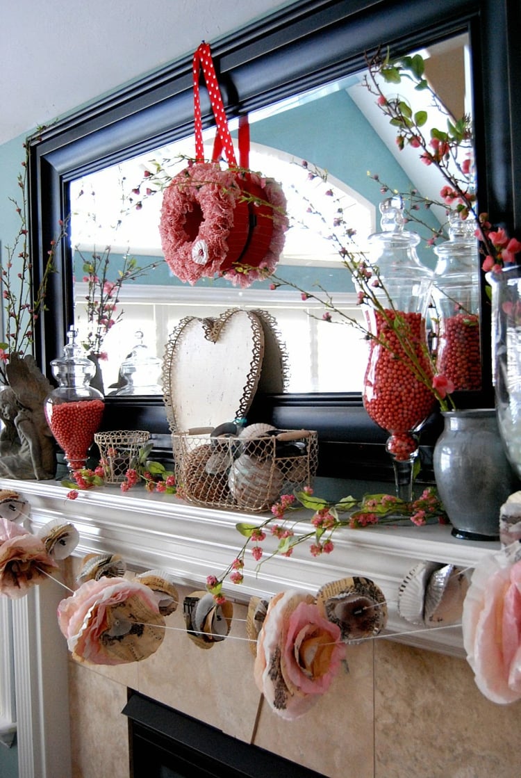 idée-st-valentin-cheminée-sucreries-guirlande-fleurs-branchettes