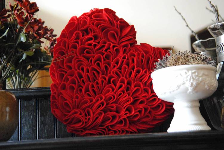 idée-st-valentin-coeur-papier-plié-rouge-fleurs-pots-roses