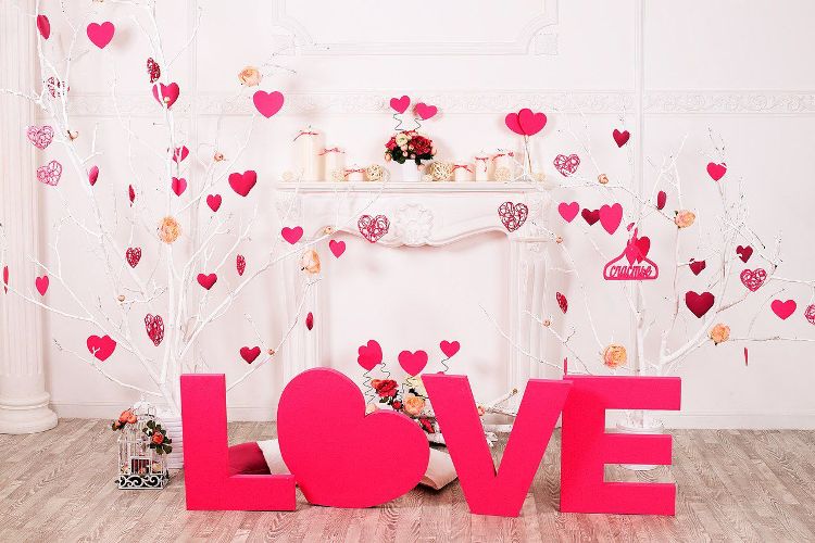 idée-st-valentin-décoration-cheminée-coeurs-décoratifs-rouges-parquet