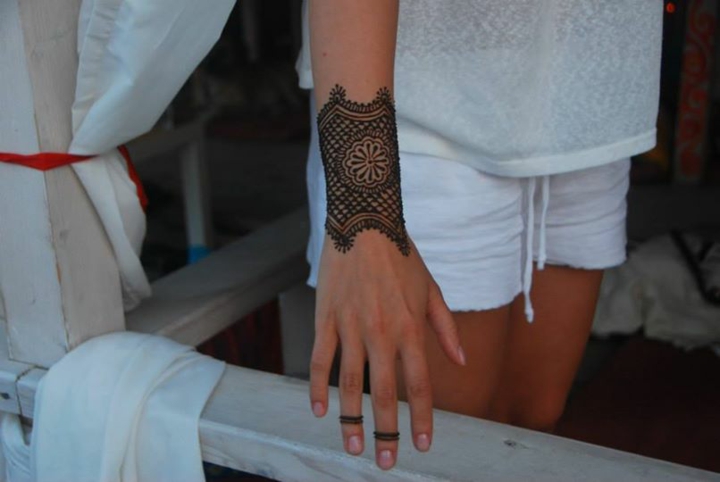 idée-super-tatouage-poignet-doigts-henné-femme