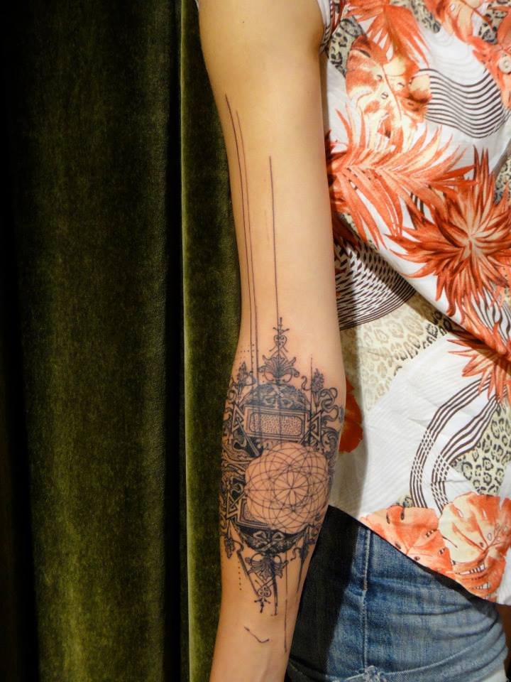 idée-tatouage-avant-bras-femme-graphique-abstrait