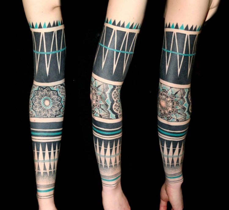 idée-tatouage-bras-complet-homme-tribal-fleurs