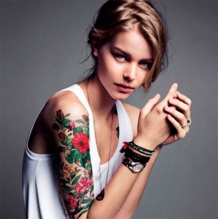 idée tatouage bras femme motifs floraux
