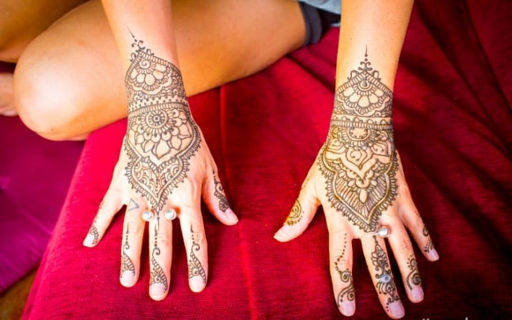 idée-tatouage-henné-artistique-mains-femme