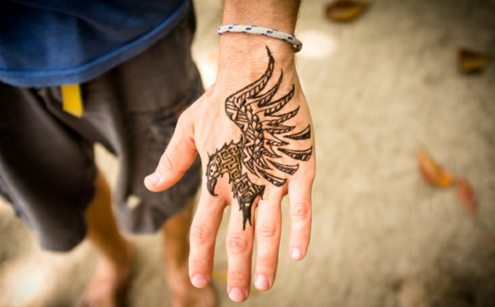 idée-tatouage-henné-main-homme-phénix