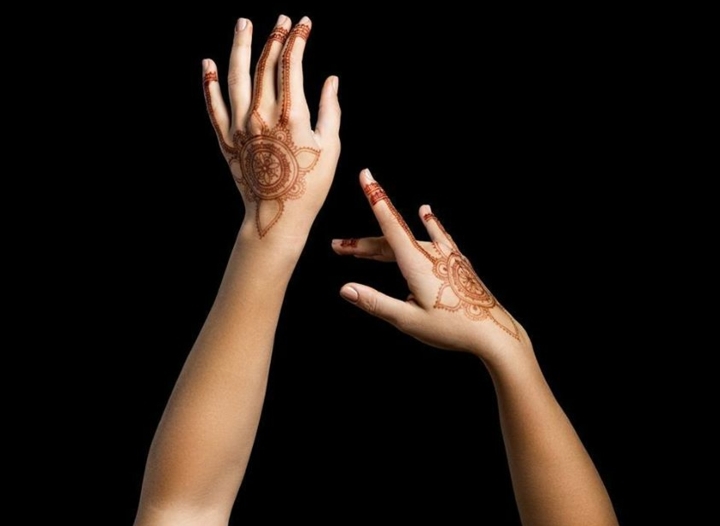 idée-tatouage-henné-mains-doigts-femme