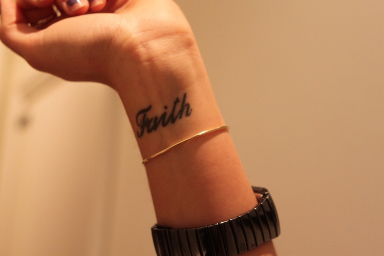idée-tatouage-poignet-femme-mot-faith-foi