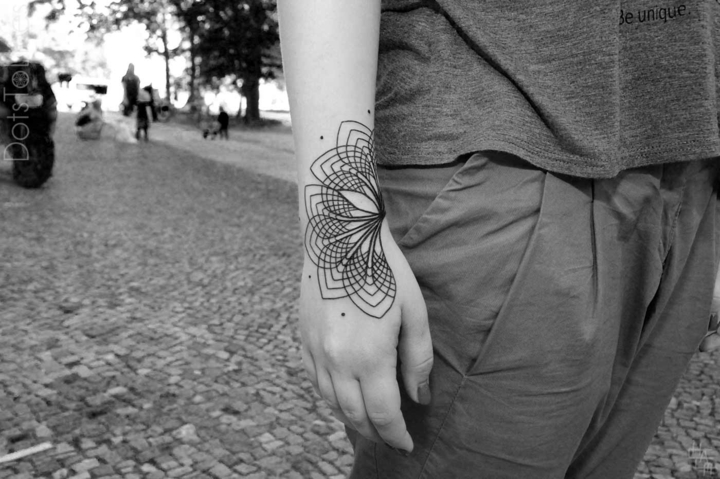 idée tatouage poignet style maoris femme homme