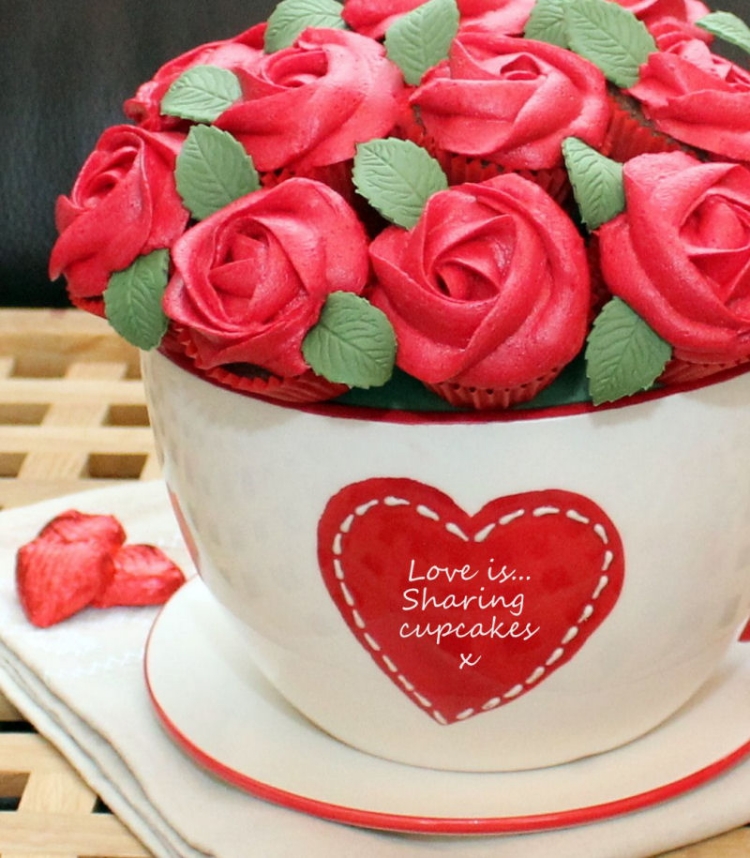 idées St Valentin originales bouquet cupcakes-roses