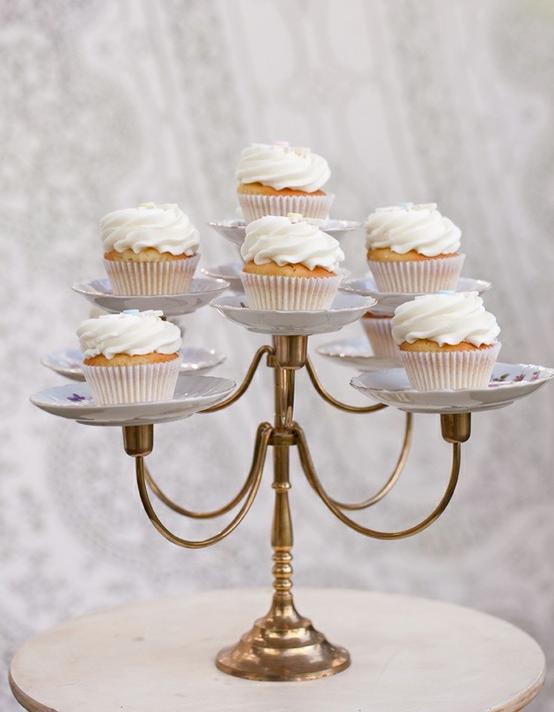 idées-St-Valentin-originales-délicieuses-cupcakes-présentoir-chandelier