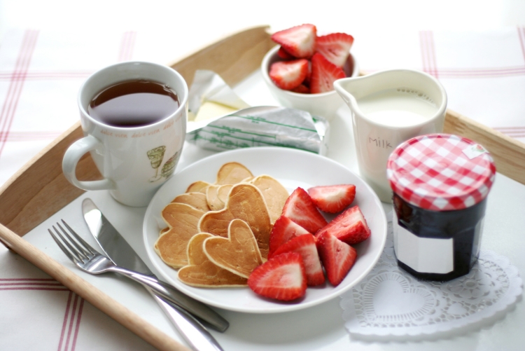 idées St Valentin petit-déjeuner-lit-pancakes-fraises