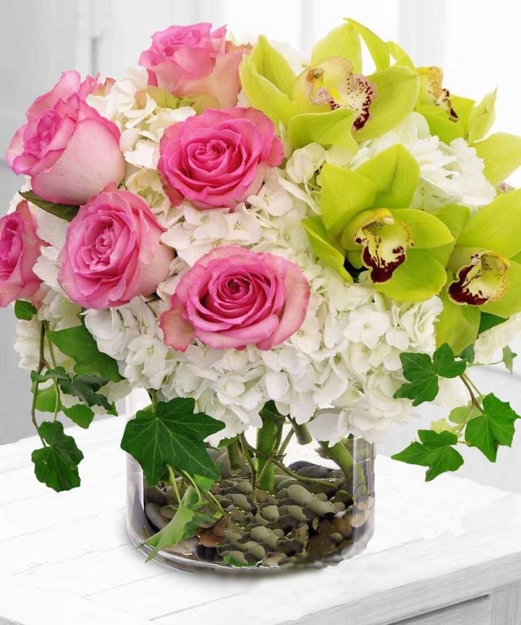 idees-deco-printaniere-bouquets-roses-lierre-galets