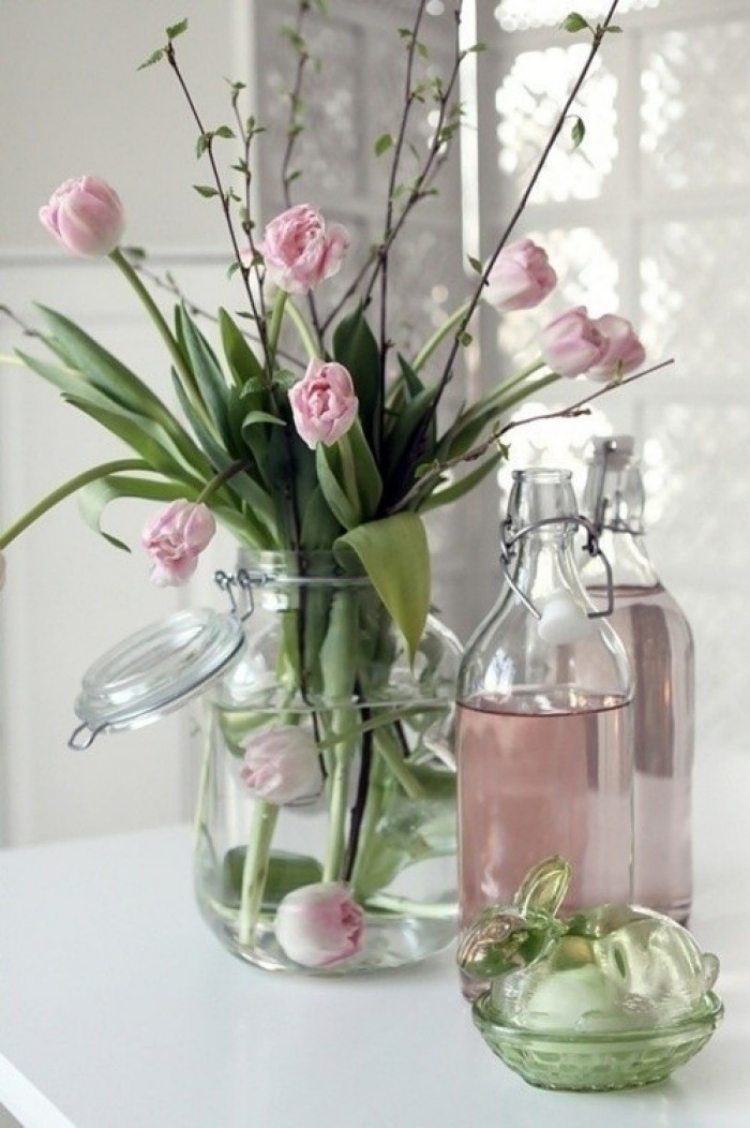 idées-de-déco-printaniere-tulipes-roses-bouteilles-verre