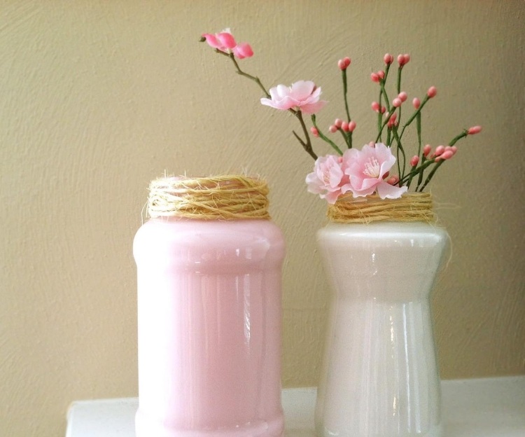 idées déco printaniere-vase-rose-blanc