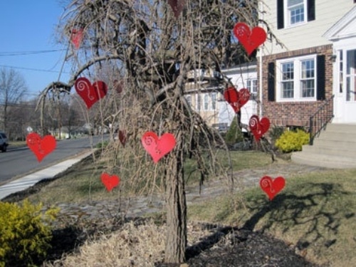 idées-déco-Saint-Valentin-coeurs-rouges-arbre