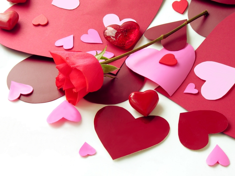 idées déco Saint-Valentin-rose-coeur-rouge