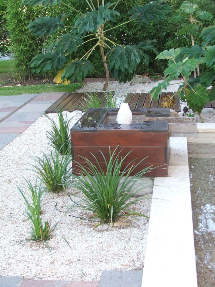 jardin-feng-shui-fontaine-plantes-cailloux-étang