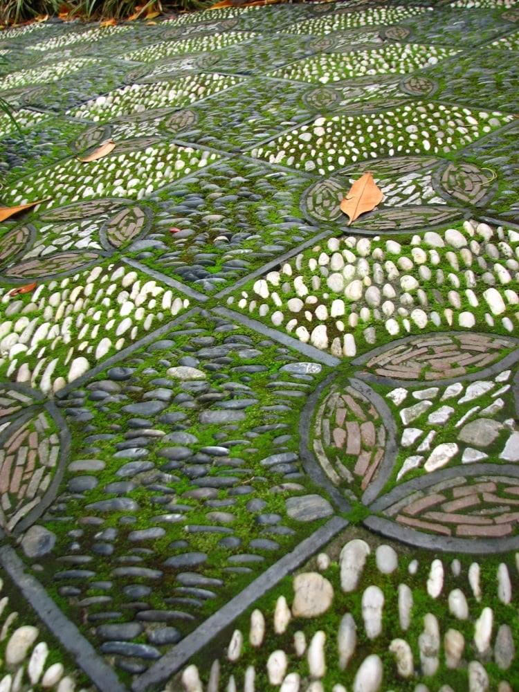 jardin-feng-shui-sol-gazon-mosaique-pierres jardin feng shui