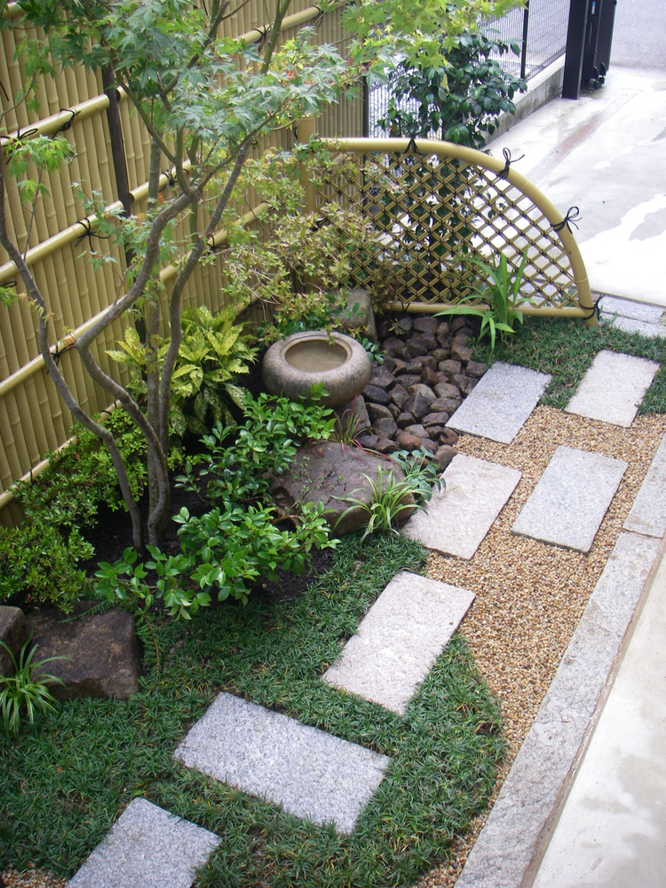 jardin japonais -allée-dalles-gravier-décoratif-arbustes