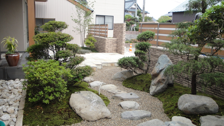 jardin japonais -allée-pas-japonais-roches-gravier-décoratif-bonsai