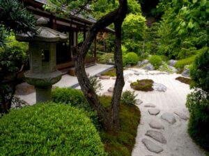 jardin-japonais-sable-pierres-statue-plantes-vertes